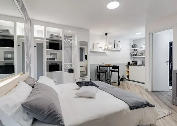 Diecipassi Dal Colosseo Рим