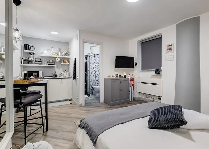 Diecipassi Dal Colosseo * Rzym